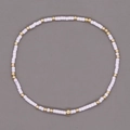 Pulsera de estilo bohemio con cuentas cilíndricas blancas y detalles en metal dorado - Cuentas de Columna Blanco Oro