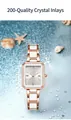 Détail de la montre rectangulaire or rose avec cristaux sur fond de plage bleue - Montre Seule / Boîtier Or Rose Cadran Blanc
