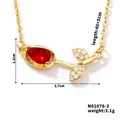 Detail van tulpvormige ketting met rode zirkoon en witte kleine steentjes - Rood