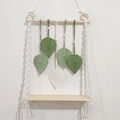 Mensola da muro boho in macramè con foglie verdi e bianche e nappine decorative - Sistema Verde