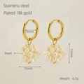 Boucles d'oreilles créoles en acier plaqué or 18k avec perles et détails de taille - Style Pendentif en Grappe de Perles (1000 Couleur Or) / Or