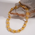 Dettaglio della collana a foglia dorata con perle e strass su una pietra naturale - Collana - Oro