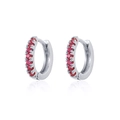 Detailweergave van zilveren oorbellen met rode zirkonia en een spiegelende reflectie - Zilver Rode Zirkoon