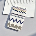 Porte-badge blanc minimaliste avec motifs géométriques colorés de vagues et flèches - Vagues triangulaires violettes (sans accessoires)