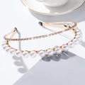 Detalle de diadema de doble capa con perlas blancas y pedrería brillante en dorado - Dorado