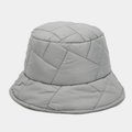 Detalle de gorro de pescador acolchado gris que muestra textura de tela y costuras - M (56-58cm) / Gris