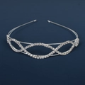 Dettaglio macro del cerchietto argento con ovali intrecciati e strass scintillanti - Stile Strass Ovali a Incastro Geometrico (DFK010)