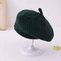 Dettaglio del berretto in maglia a trecce verde scuro che mostra la trama della lana - 1-3 Anni / Verde Scuro
