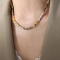 Handgemaakte ketting met gekleurde kralen en gouden kralen gedragen door model - Donau Abacus Kralen Stijl (P1718) / 38+7cm