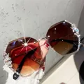 Detail van luxe randloze zonnebril met gradiënt bruine glazen en kristallen versieringen - Bruin