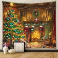 Detail eines Weihnachtswandteppichs mit gemütlichem Kamin, Weihnachtsbaum und Hunden - Weihnachtshaustiere Hunde (GT230365)