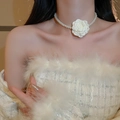 Gros plan d'un choker fleur en tissu blanc avec perles sur mannequin, collier élégant - Collier Fleur Blanche (34#)