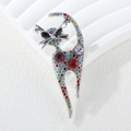 Broche chat rétro exquise en métal argenté avec strass colorés sur un fond blanc neutre - Coloré