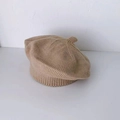 Texture détaillée du tricot d'un béret beige minimaliste pour nourrissons - Kaki