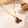 Collier élégant en titane doré avec pendentif papillon noir sur socle de pierre - Pendentif Papillon Noir
