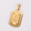 Gros plan détaillé du pendentif carré plaqué or 18k avec calligraphie arabe gravée - Sans Chaîne / Or