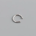 Macro-opname van zilveren S925 ear cuff met een minimalistische U-vorm en gladde kralen - Enkel Stuk / Witgoud