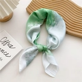 70cm zijden sjaal met groen-wit kleurverloop en subtiele letterprint, geknoopt gestyled - Zeegolf Groen