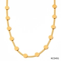 Gros plan d'un collier chaîne serpent dorée plate avec petits disques dorés sur blanc - Collier Chaîne Serpent à Disques Dorés (KCD491)