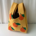 Bolso tote de punto amarillo con patrón de naranjas y detalles de hojas verdes - Patrón de Naranja