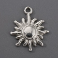 Primo piano dettagliato di un ciondolo a forma di sole in argento lucido titanio - Forma del Sole (KLJ8692-Z) / Color Acciaio