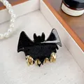Gothische vleermuis haarklem van zwarte glitterhars met gouden metalen tanden clip - 5.2cm / Zwart