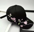 Dettaglio del ricamo a fiori rosa su un cappello da baseball nero con visiera curva - M (56-58cm) / Nero