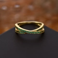 Anello a doppio strato incrociato con finitura dorata e zirconi verdi incastonati - Taglia US 7 / Colore Oro - Zircone Verde