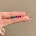 Detalle de un juego de 5 pendientes con cristales de colores y circonitas brillantes - Juego Minimalista de Estrellas Geométricas y Cuentas (A1681银)