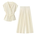 Elegante crèmekleurige set met V-hals top met riem en geplooide broek met wijde pijpen voor dames - XS / Boven- En Onderstuk / Broken Wit