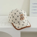 Dettaglio del berretto da bambino in velluto con orsetto 3D e motivi a rombi con lettera N - Cappellino da baseball / Beige