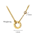 Detailansicht des goldenen LOVE-Anhängers mit Maßen 1.6cm und 5mm funkelnden Steinen - LOVE Kreis Strass Stil (S515 Gold) / Gold (S515 Gold)