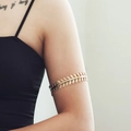 Bracelet de bras doré motif feuilles d'olivier au design bohème avec fini métallique - Doré