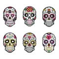 Sechs bunte Tag der Toten Zuckerschädel-Masken mit Blumenmustern und Herz-Details - Tag der Toten Maske Design A - 6 Stk