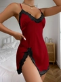 Dunkelrotes Satin Nachthemd mit schwarzer Spitze und hohem Seitenschlitz Nachtwäsche - S / Rot