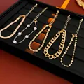 Set de 5 pulseras doradas con perlas minimalistas y varios tipos de eslabones de cadena - Juego de 5 piezas dorado