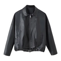 Damen Vintage Kunstlederjacke in Schwarz mit Taillengürtel und Reißverschluss auf weißem Grund - S / Schwarz