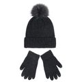 Detail von schwarzer Chenille-Strickmütze mit Bommel und passenden Handschuhen - Schwarz