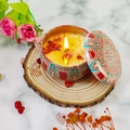 Candela profumata in latta mandala con petali di rosa essiccati e fiamma calda - Rosa