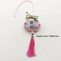 Detalle de bolsa de la suerte bordada rosa con borla verde y caracteres tradicionales - Riqueza (Tipo borla)