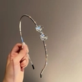Diadema de metal plateado con elegante lazo de strass y piedras micro-incrustadas - Diadema de strass plateada