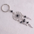 Detalle del llavero atrapasueños con cuentas negras de 6mm y plumas de metal fino - Piedra Negra