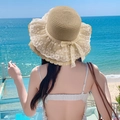 Cappello di paglia con nastro di pizzo bianco e fiocco su sfondo blu mare - Cappello da Pescatore a Rete Beige (D-489)