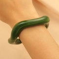 Nahaufnahme eines unregelmäßigen grünen Armreifs mit Vintage-Resin-Musterung - Unregelmäßige Welle (11) / Smaragdgrün