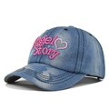 Dettaglio del ricamo 3D rosa Angel Story sul berretto da baseball in denim blu lavato - Regolabile / Azzurro-Ricamo Blu