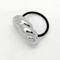 Detail der gedrehten silbernen Metallschnalle an einem schwarzen elastischen Haargummi - Silber