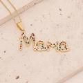 Collana Mama placcata oro 18K con zirconi colorati su una superficie in pietra ruvida - Stile Mama Lettera Zirconia Colorata (5#)