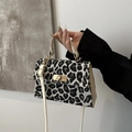 Petit sac bandoulière en velours côtelé léopard avec poignées blanches et boucle dorée - Imprimé Léopard Noir