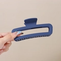 Pinza per capelli blu navy opaco con design geometrico su sfondo beige chiaro - Ovale Blu Opaco-13cm