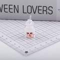 Llavero de botella luminosa con pajita de corazón y cara de dibujos animados con colorete - Blanco lechoso